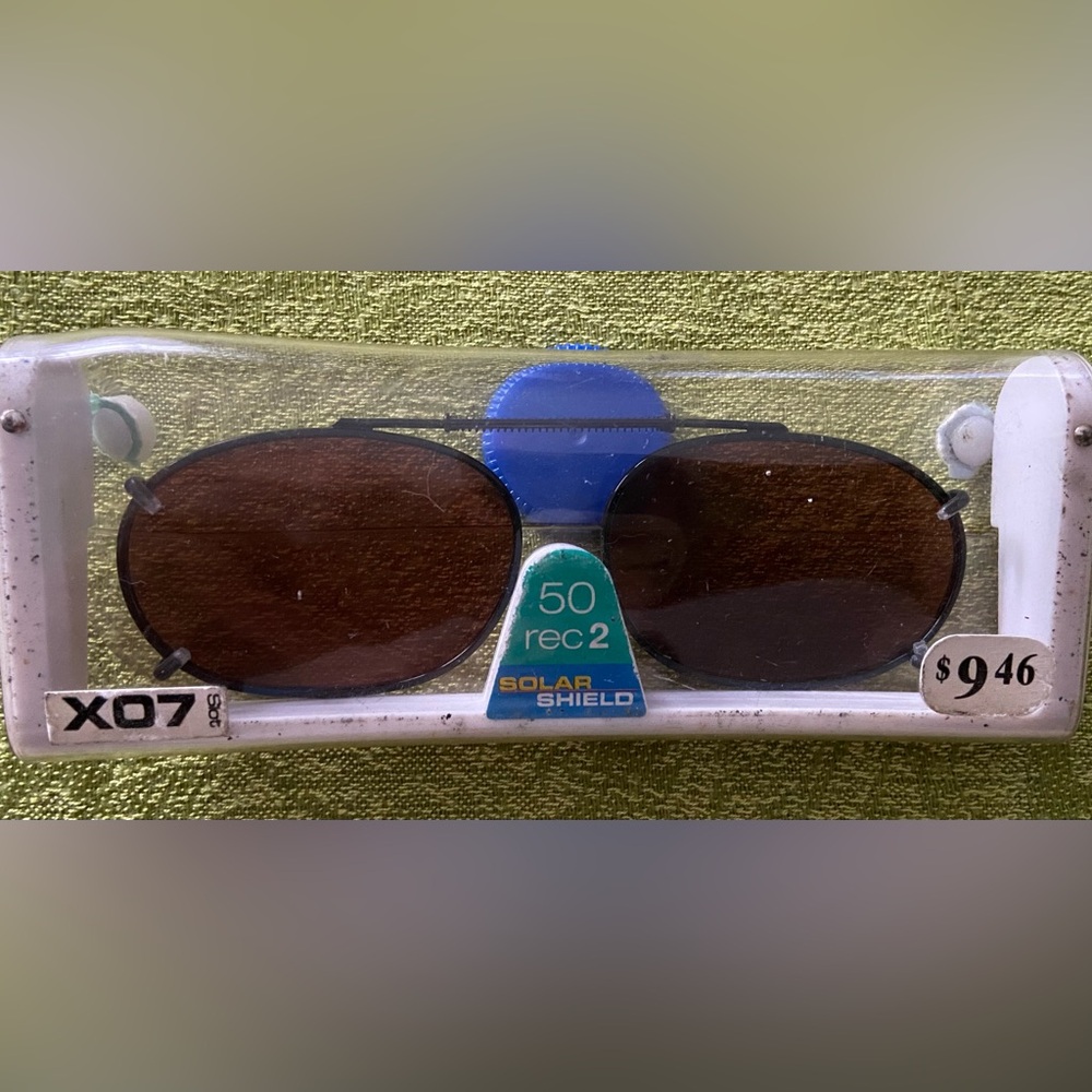Solar Shield Vintage Stretchable Over Glasses Sunglasses w/Original Plastic Case